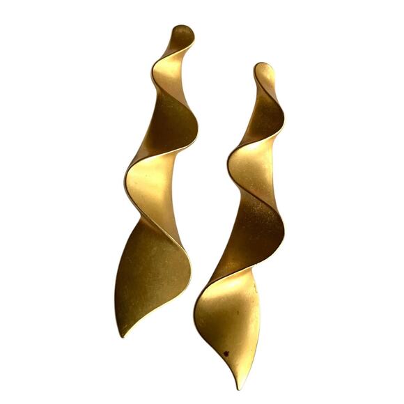 GOLD DROP 9OS SWIRL EARRINGS - Picture 2 of 4